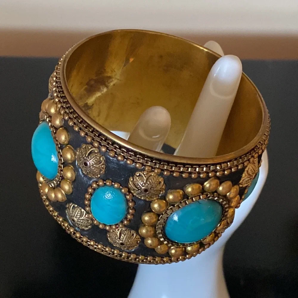 Vintage Faux Turquoise Bold Bangle Bracelet - Picture 6 of 14